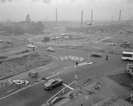 850439 Overzicht van de werkzaamheden voor de aanleg van een rotonde op het Westplein te Utrecht, vanaf de nieuwe ...